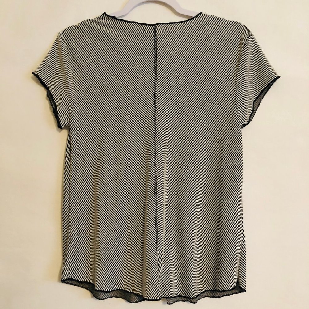 🎈 Black & White Striped Pocket V-Neck Tee! - Picture 3 of 4